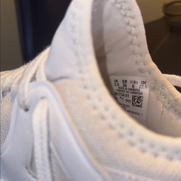 Puma White Sneakers Sleek Low-Top Design - Picture 5 of 7